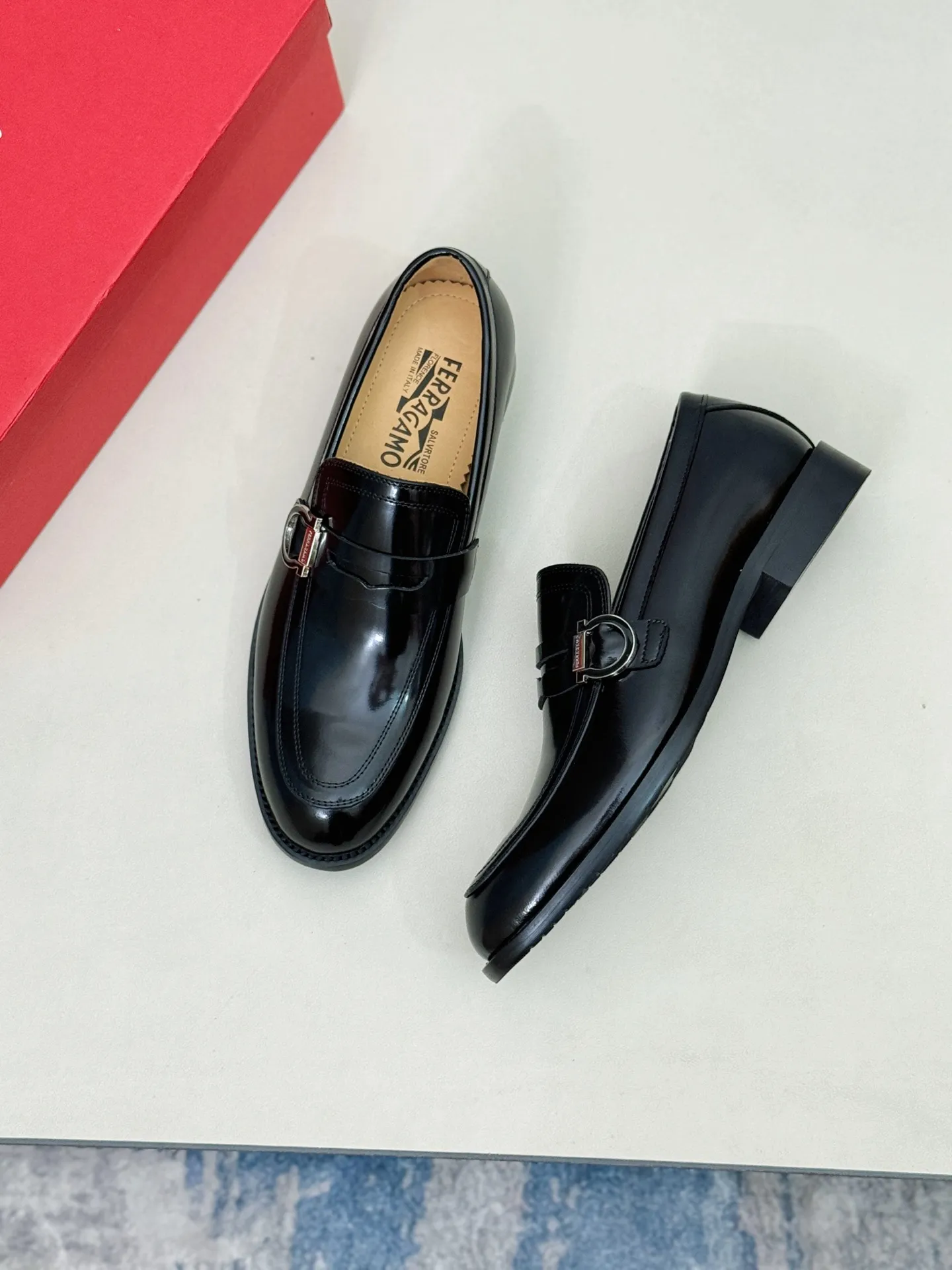 [Ferragamo] P: 560💰 Number of yards: 38~44 (45 orders are non-returnable) Ferragam's new men's formal leather shoes, the fabric is made of imported cowhide, with visible texture, heavy-duty stitching, dyed calfskin inside, standard logo cowhide feet, big-name experience, soft and comfortable on the feet, a men's favorite, special non-slip and wear-resistant rubber soles, easy to handle various occasions, with original box packaging!